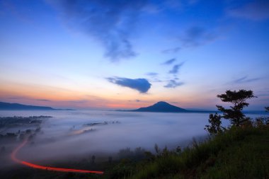 puslu sabah ve Dağı'nda Khao-kho Phetchabu yolda