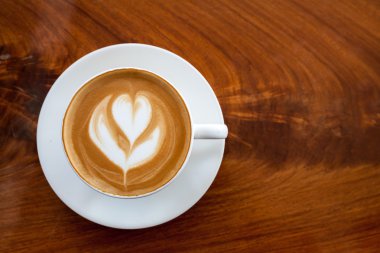 Latte üzerinde ahşap kahve fincan en iyi viwe