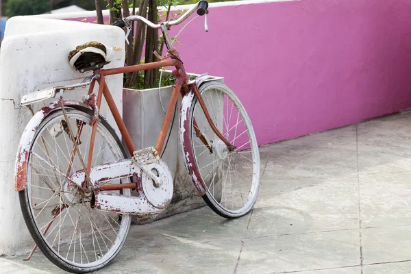 Bicicleta velha na parede — Fotografia de Stock