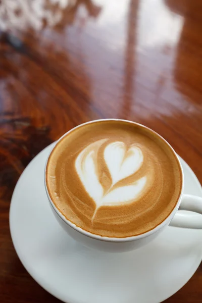 Kopp latte kaffe på trä — Stockfoto