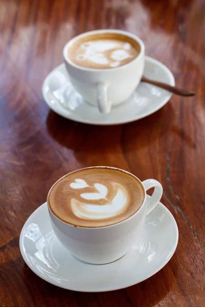 Taza de café con leche en la mesa de madera — Foto de Stock