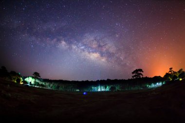 bir gece gökyüzü, uzun pozlama photograp üzerinde güzel milkyway