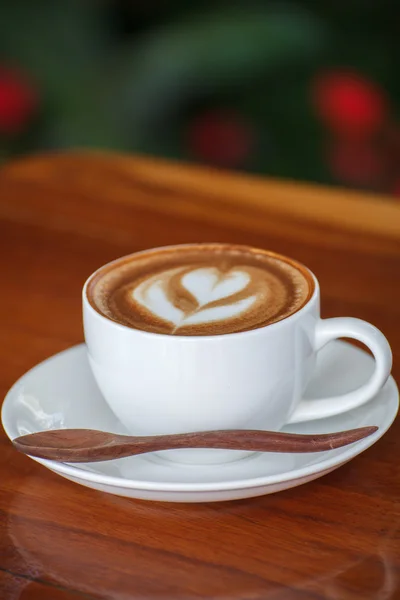 Šálek kávy latté na dřevěném stole — Stock fotografie