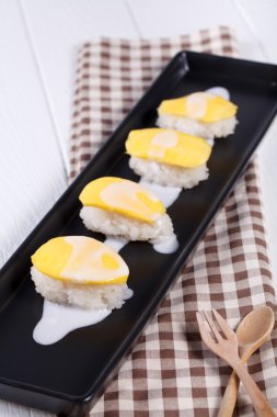 tatlı tatlı yapışkan pirinç mango Hindistan cevizi sütü ile