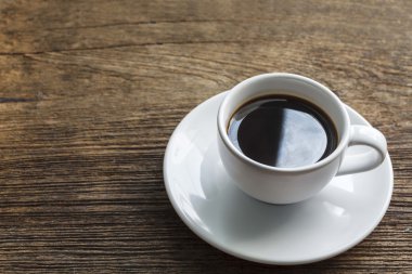 Ahşap üzerinde siyah kahve