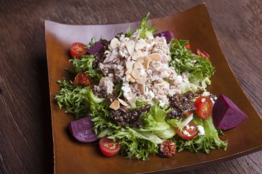 Ton balığı ve domates ile karışık sebze salatası