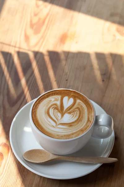 Een kopje koffie latte en licht ontbijt — Stockfoto