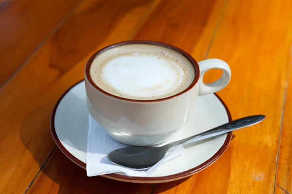 Eine Tasse Kaffee Latte auf Holztisch — Stockfoto