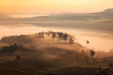 puslu sabah gündoğumu dağ Khao-kho Phetchabun, Thailan