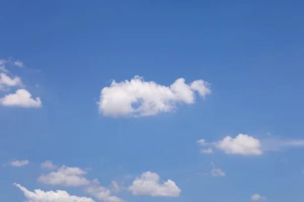 Blauer Himmel mit Wolken — Stockfoto