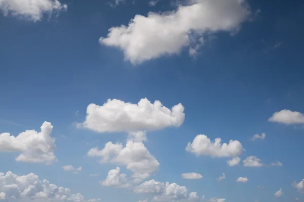 Cielo azul con nube — Foto de Stock