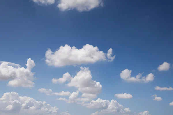 Cielo azul con nube — Foto de Stock