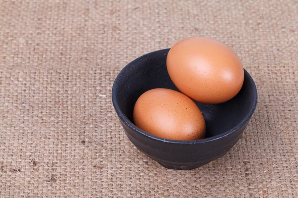 Eieren in een kom op bruine zak — Stockfoto