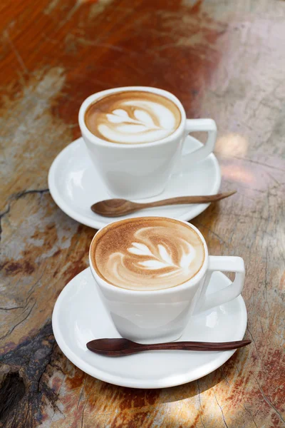 Xícara de café com leite na mesa de madeira — Fotografia de Stock