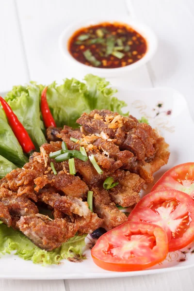 Daging babi goreng bergaris-garis dengan saus pedas celup, makanan Thailand — Stok Foto