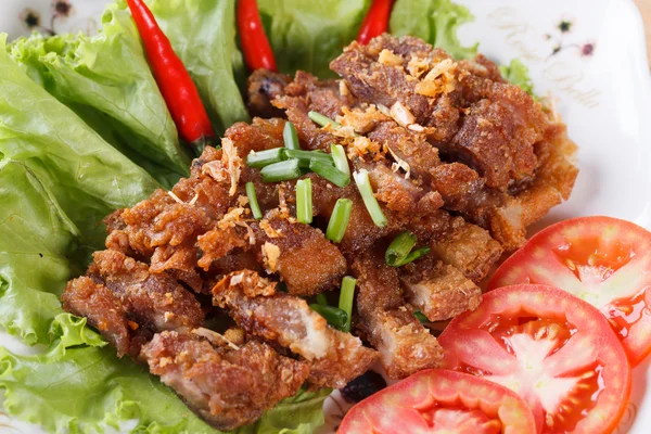 Carne di maiale striata fritta con salsa piccante, cibo tailandese — Foto Stock