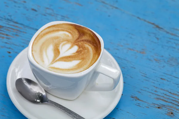 Taza de café con leche en madera azul — Foto de Stock