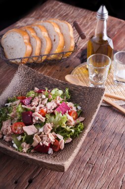 Ton balığı ve domates ile karışık sebze salatası