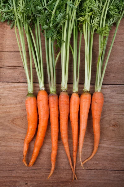 Куча свежей моркови с зелеными листьями — стоковое фото