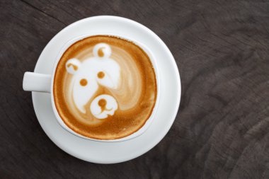 Bir fincan kahve latte sanat gibi yüz ayı