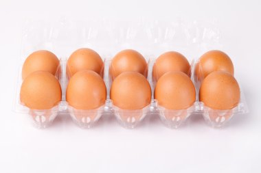 yumurta dolu izole beyaz arka plan