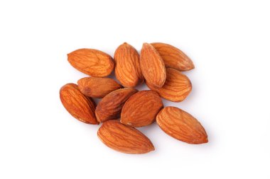 Beyaz arkaplanda izole edilmiş badem fıstıkları