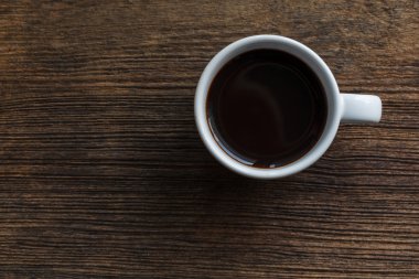 Kahve fincanı üstten görünüm üzerinde ahşap