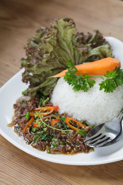 タイの辛いバジル豚肉チャーハン レシピ — ストック写真