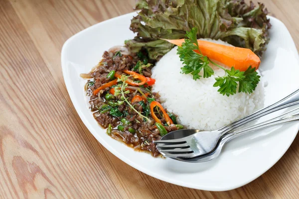 Tailandese cibo piccante basilico maiale riso fritto ricetta — Foto Stock