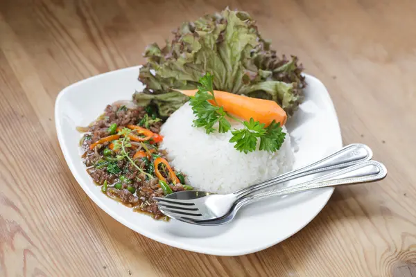 タイの辛いバジル豚肉チャーハン レシピ — ストック写真