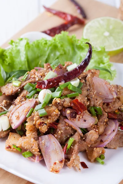 Spicy grillad fläskkött sallad, thaimat — Stockfoto