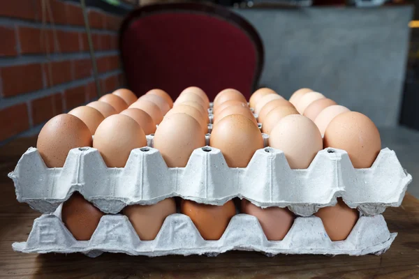 Eieren in de papierlade — Stockfoto