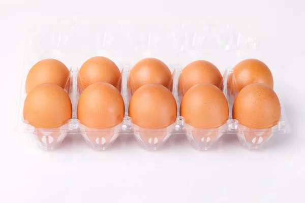 Eieren verpakt geïsoleerde witte achtergrond — Stockfoto