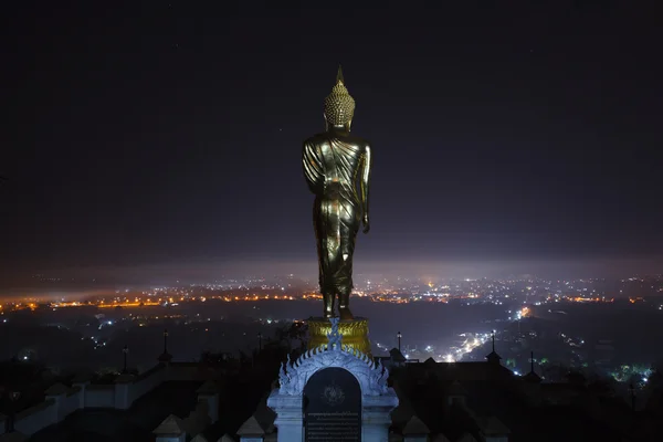 Stojący posąg Buddy w nocy w Wat Phra że Khao Noi w Nan — Zdjęcie stockowe