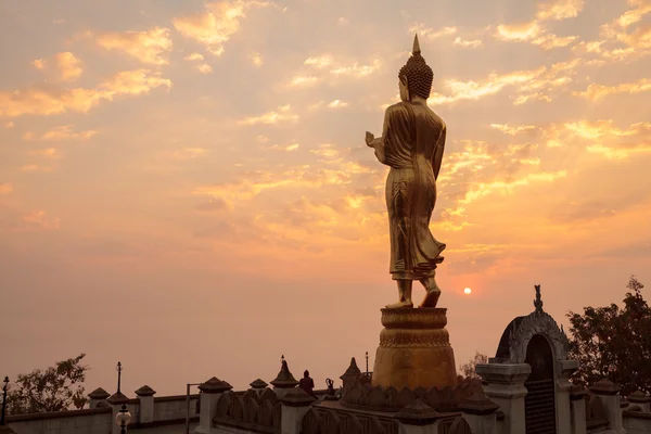 Mattina alba statua di Buddha in piedi a Wat Phra che Khao Noi — Foto Stock