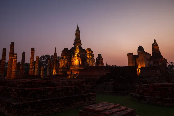 Sukhothai ιστορικό πάρκο. Βουδιστικό ναό ερείπια στο Sukhothai ιστορικό πάρκο, Ταϊλάνδη — Φωτογραφία Αρχείου