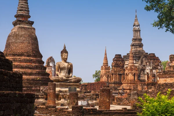 Sukhothai historiska park. Buddhistiska tempel ruiner i Sukhothai Hej — Stockfoto