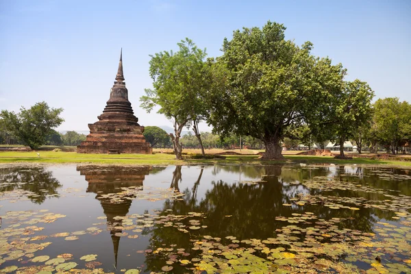 Sukhothai historisch park. Boeddhistische tempel ruïnes in Sukhothai Hallo — Stockfoto