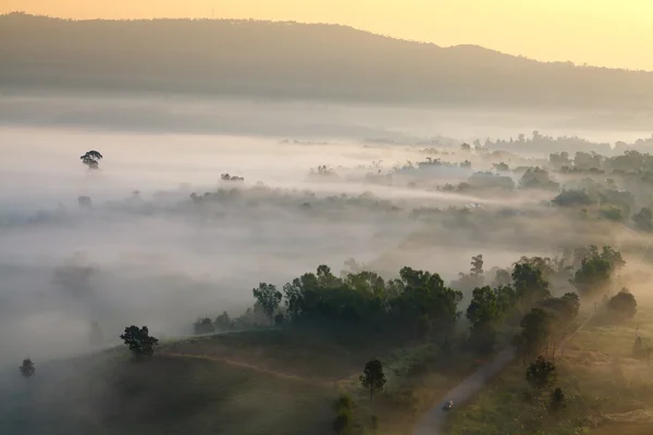 Puslu sabah gündoğumu dağ Khao-kho Phetchabun, Thailan — Stok fotoğraf