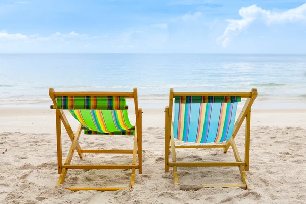 Sillas de playa en la playa de arena blanca con cielo azul nublado — Foto de Stock