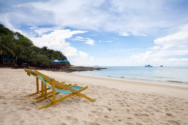 Bulutlu gökyüzü mavi ile beyaz kum plaj sahil sandalye — Stok fotoğraf