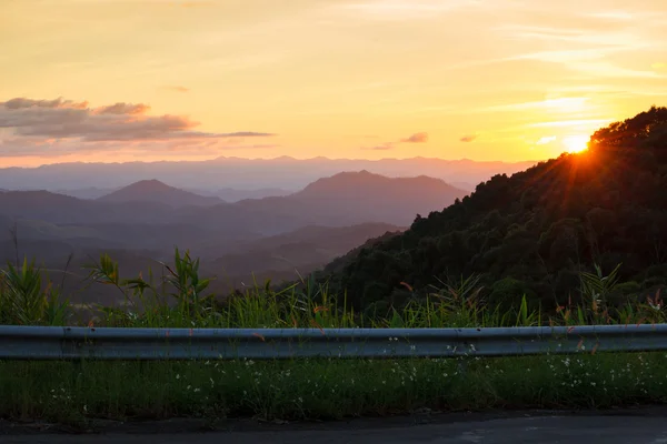 Landschaft. Berg bei Sonnenuntergang in mae hong son, Thailand — Stockfoto