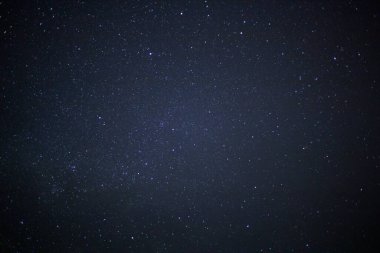 Samanyolu galaksisi ve evrendeki uzay tozu, tahıllı uzun pozlu fotoğraf..