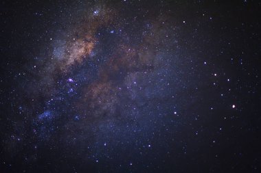 Samanyolu galaksisi ve evrendeki uzay tozu, tahıllı uzun pozlu fotoğraf..