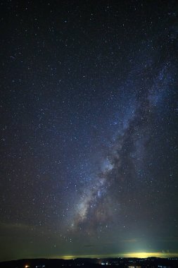 Samanyolu galaksisi ve evrendeki uzay tozu, tahıllı uzun pozlu fotoğraf..