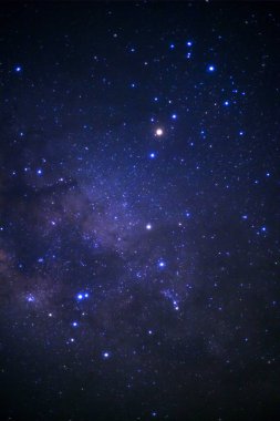 Samanyolu galaksisi ve evrendeki uzay tozu, tahıllı uzun pozlu fotoğraf..