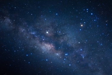 Samanyolu galaksisi ve evrendeki uzay tozu, tahıllı uzun pozlu fotoğraf..