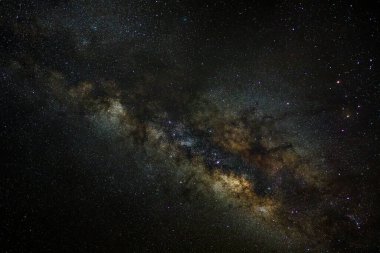 Kainatta yıldızlar ve uzay tozuyla Samanyolu Galaksisi