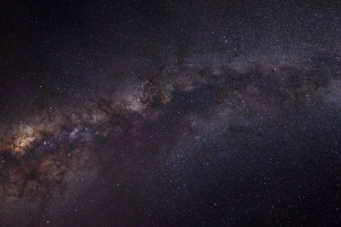 Kainatta yıldızlar ve uzay tozuyla Samanyolu Galaksisi