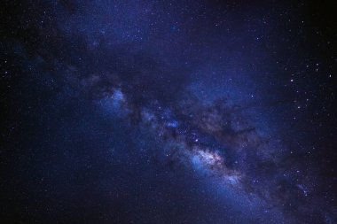 Kainatta yıldızlar ve uzay tozuyla Samanyolu Galaksisi